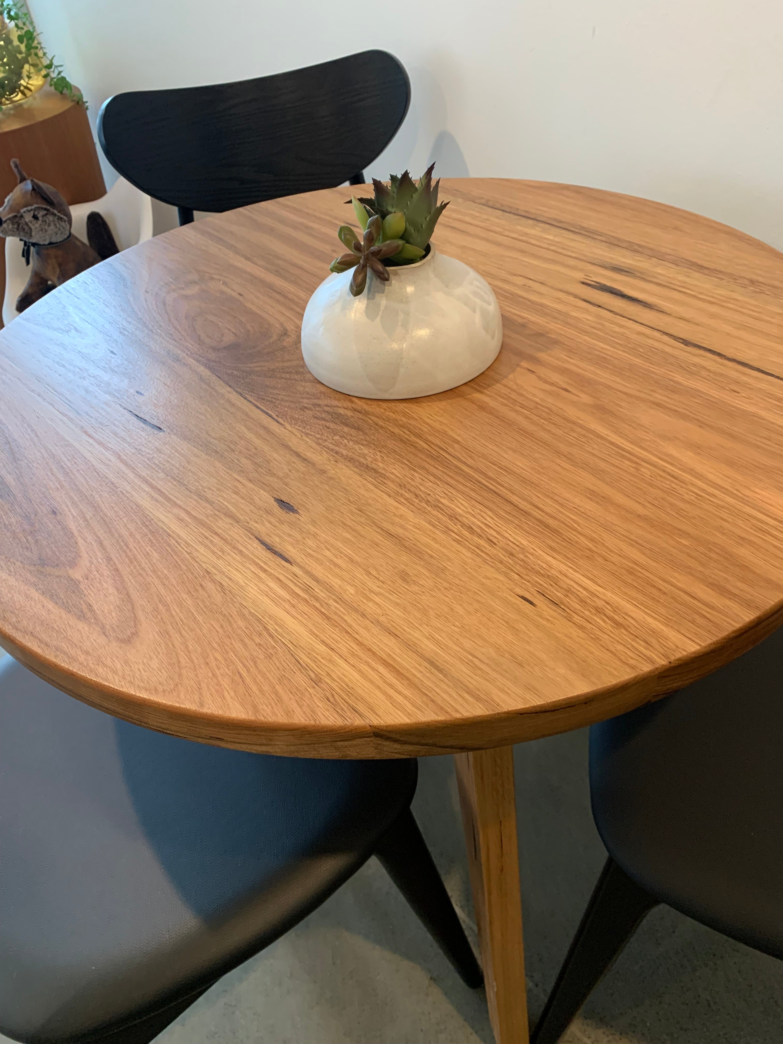"Cozy Circle Table