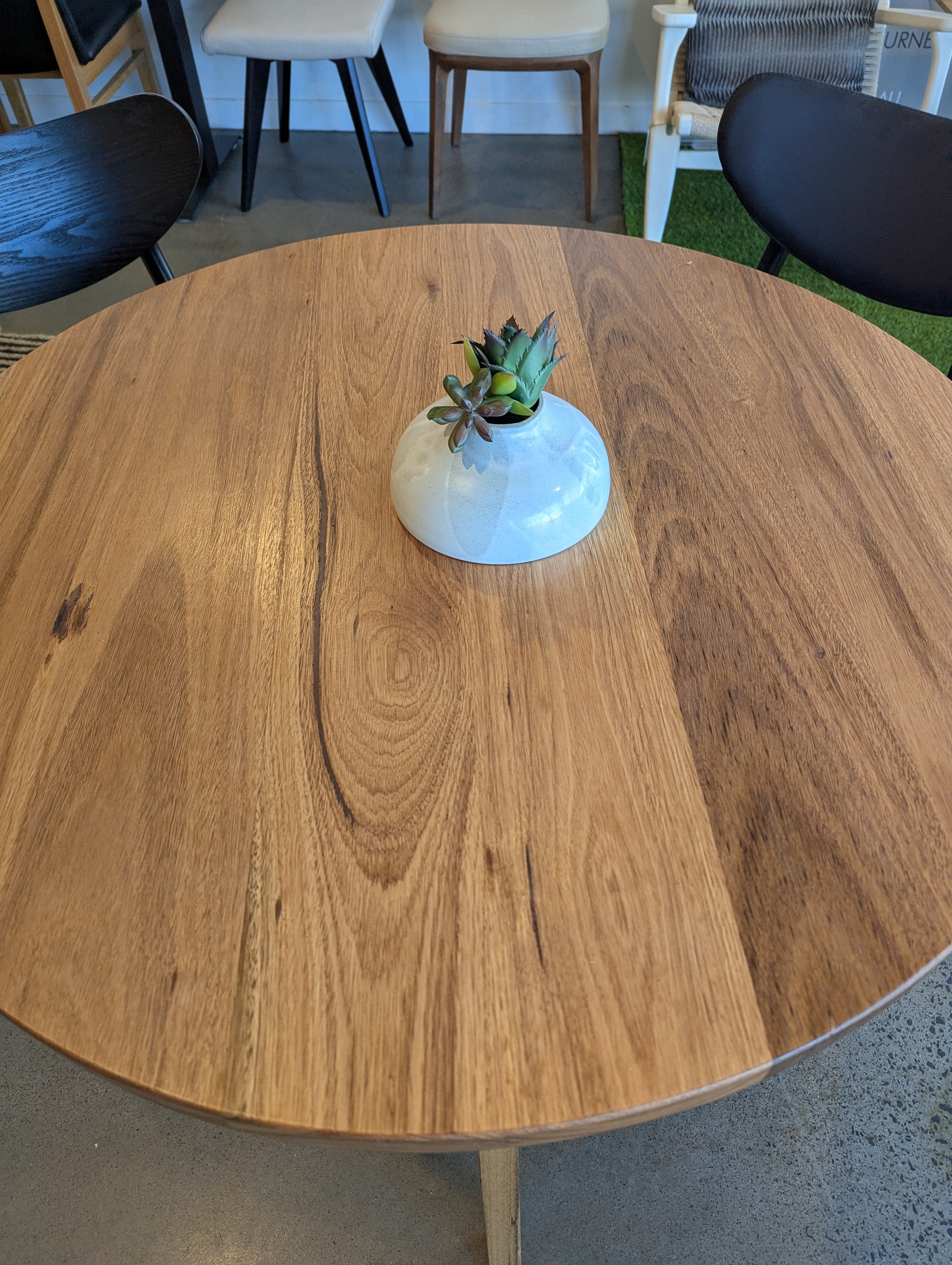 "Cozy Circle Table